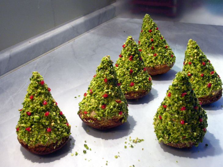 Бисквитное пирожное  "рождественская елочка" (съедобные подарки): шаг 9