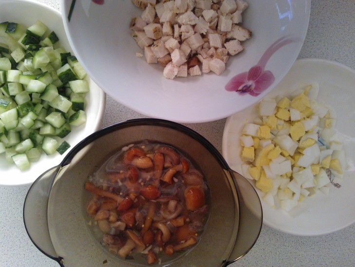 Салат с маринованными грибами и майонезом махеевъ #махеевъ_чудеса_за_полчаса: шаг 1