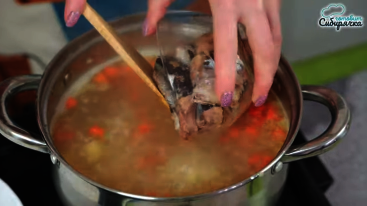 Рыбный суп из консервированной сайры и овощами с рисом: шаг 5