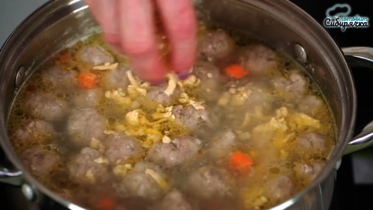 Быстрый суп с овощами и мясными фрикадельками с клецками: шаг 6