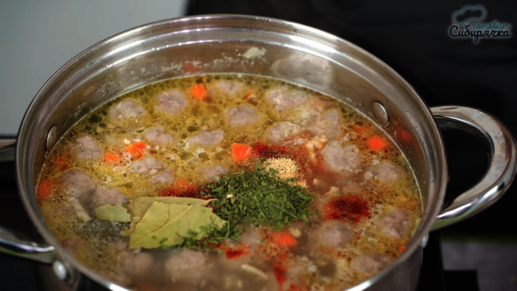 Быстрый суп с овощами и мясными фрикадельками с клецками: шаг 7