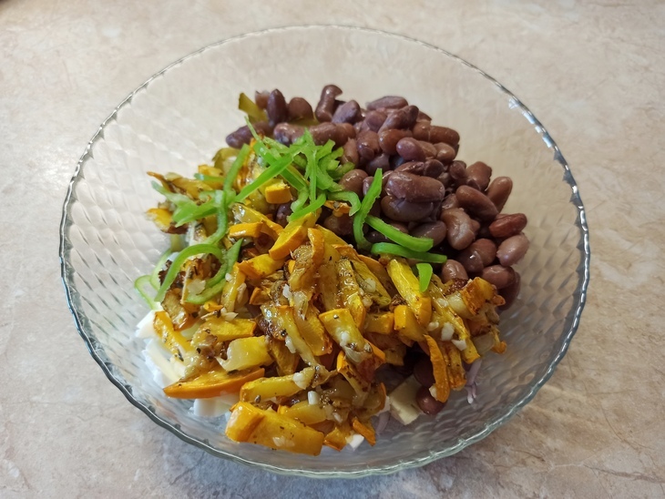 Салат с жаренными кабачками, фасолью и беконом #махеевъ: шаг 4