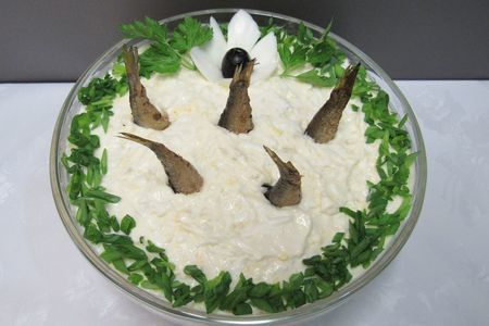 Фото к рецепту: Слоеный салат "рыбки в пруду" - сытный и вкусный