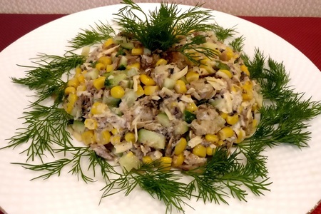 Фото к рецепту: Салат со шпротами на новый год!  с кукурузой, огурцом, сухариками и сыром