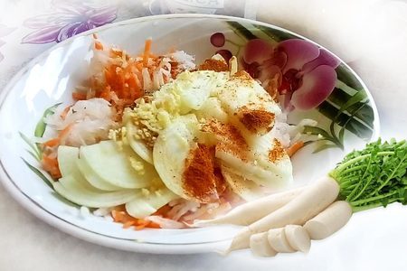Фото к рецепту: Лёгкий салат из редьки по-корейски