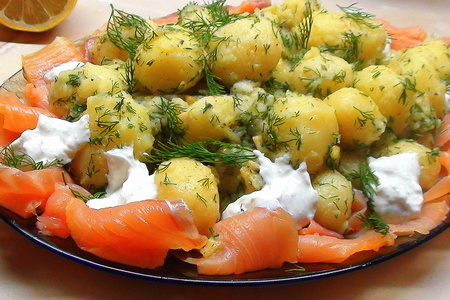 Картофельный салат с копчёной сёмгой