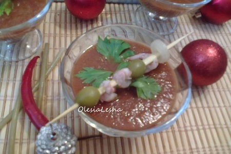 Суп "кровавая мэри" с креветками и маринованными овощами)))