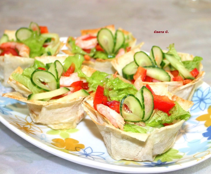 Овощной салат с креветками в тарталетках из лаваша