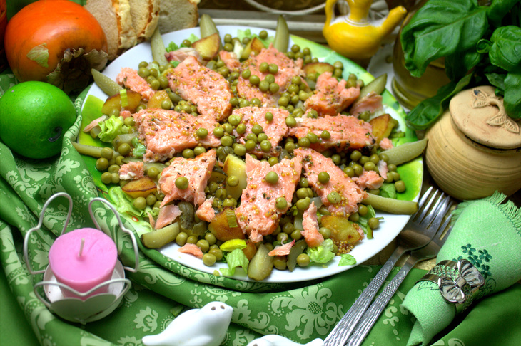 Тёплый салат с жареным картофелем и лососем