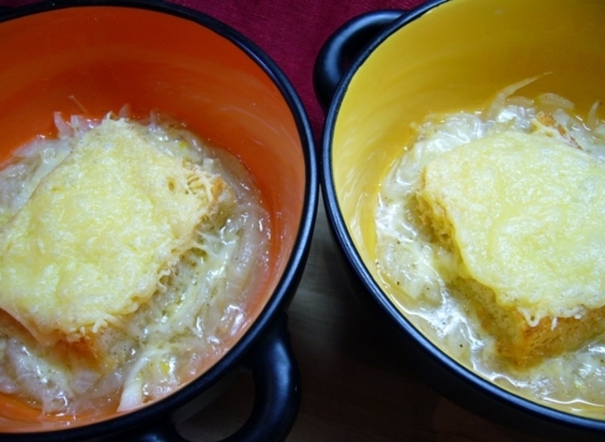 Луковый суп, запеченный с сыром