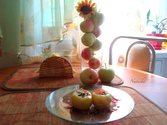 Яблоко печёное в СВЧ с творогом и мёдом.