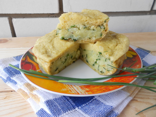 Заливной пирог с картофелем и зеленым луком в микроволновке за 10 минут