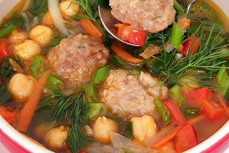Шпинатный суп с горохом нут и мясными фрикадельками: шаг 1