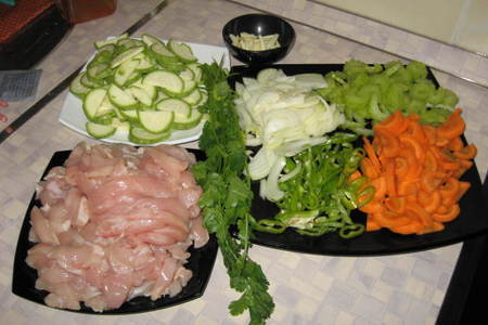 Куриное филе с овощами и фунчозой: шаг 2