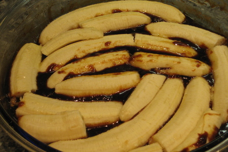 Пирог-перевертыш с бананами в карамели: шаг 4