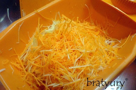 Сытный салат из моркови, кольраби и репчатого лука: шаг 2