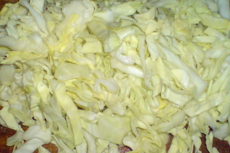 Салат из весенней капусты с паприкой и беконом: шаг 1
