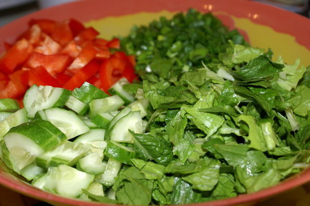 Салат с мягким сыром и кисло-сладкой заправкой: шаг 1