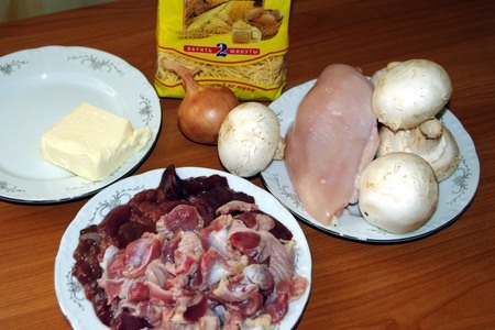 Куриный суп-лапша с потрохами, грудкой и грибами: шаг 1