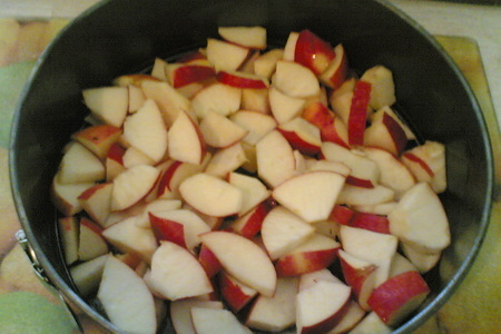 Яблочный пирог с финиками и орехами: шаг 3