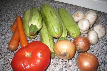 Кабачки запеченые с овощами: шаг 1