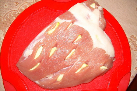 Свинина с чесноком, запечённая в фольге: шаг 2