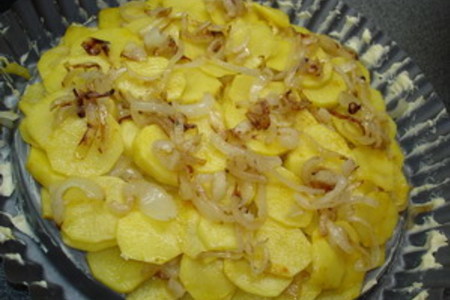 Пирог заливной картофельный с зеленым луком и омлетом.: шаг 1