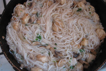 Рисовая вермишель с курицей и грибами: шаг 8