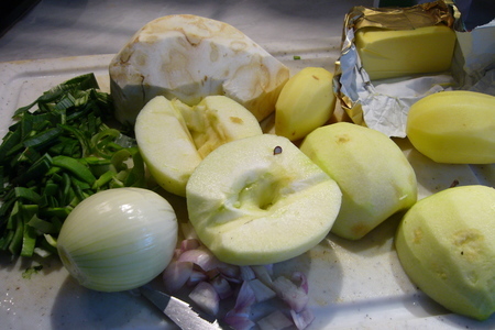 Сельдерейно-яблочный суп-пюре с беконом и кресс-салатом: шаг 3