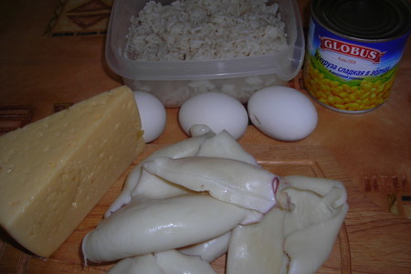 Салат с кальмарами ,сыром и кукурузой: шаг 1