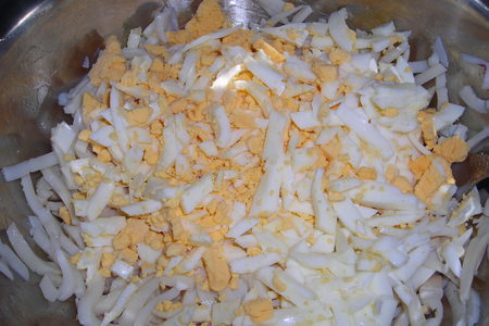 Салат с кальмарами ,сыром и кукурузой: шаг 3