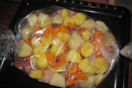 Кура с картофелем и морковью в рукаве: шаг 3