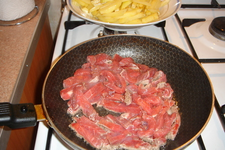 Картофель с мясом в горшочке: шаг 3