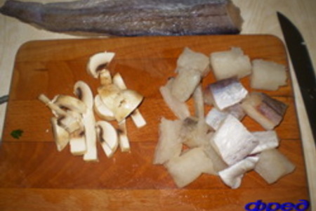 Морской окунь с грибами и креветками: шаг 2