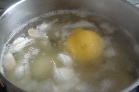 Курочка в гнёздышке - курица в чесночном креме с картофелем в лимонном соке: шаг 1