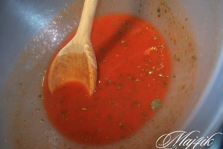 Нежные и пикантные томатные булочки (на томатном соке): шаг 1