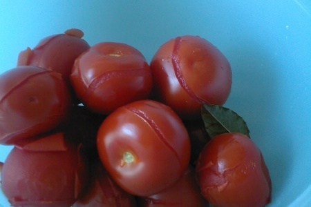 Фото приготовления рецепта: Быстро маринованные помидоры.