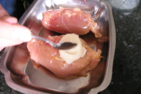 Фаршированная куриная грудинка, запеченная в духовке: шаг 7
