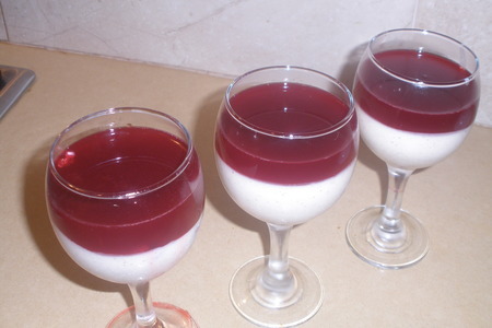 Летний  кремовый легкий десерт из йогурта и ягодного желе: шаг 4