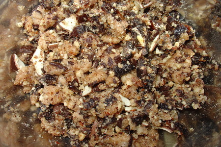 Пирог с марципаном, черносливом и фундуком в медовой помадке.: шаг 4