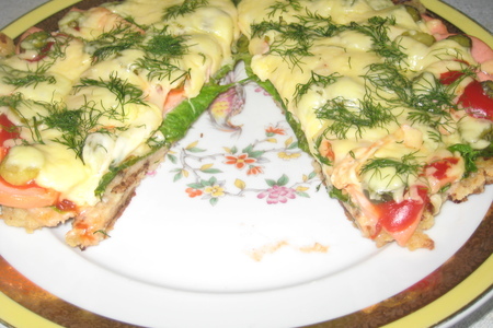 Фото приготовления рецепта: Пицца-основа(белый хлеб,молоко,яйцо)