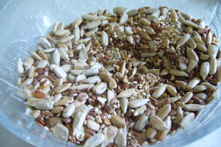 Серый хлеб с семенами льна, кунжута и подсолнечника (для хлебопечки): шаг 1