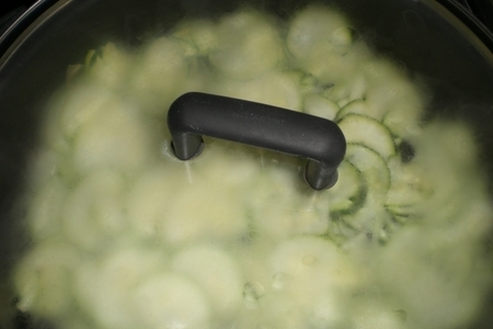 Слоёный овощной салатик с грибным соусом: шаг 3