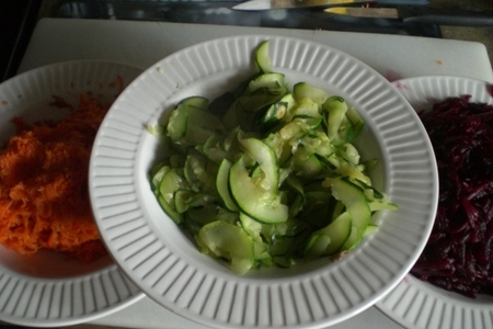 Слоёный овощной салатик с грибным соусом: шаг 4