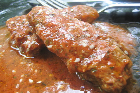 Антрекоты говяжьи в томатном соусе с анчоусами и базиликом.: шаг 3
