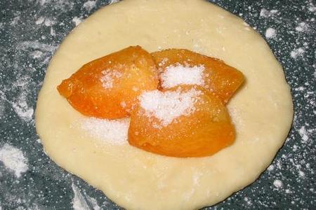 Открытые пирожки с абрикосами: шаг 3