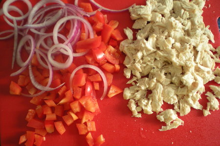 Картофельный салат с сыром фета и курицей, сытный: шаг 2