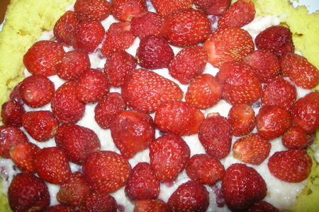 Шарлотка с ягодами и сливками: шаг 5