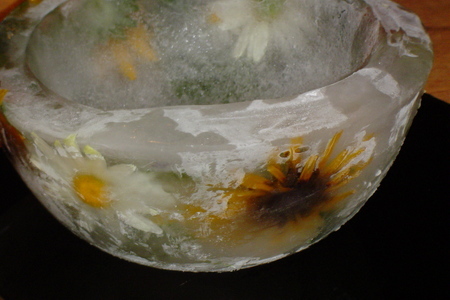 Ледяная чаша с живыми цветами: шаг 4