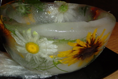 Ледяная чаша с живыми цветами: шаг 5